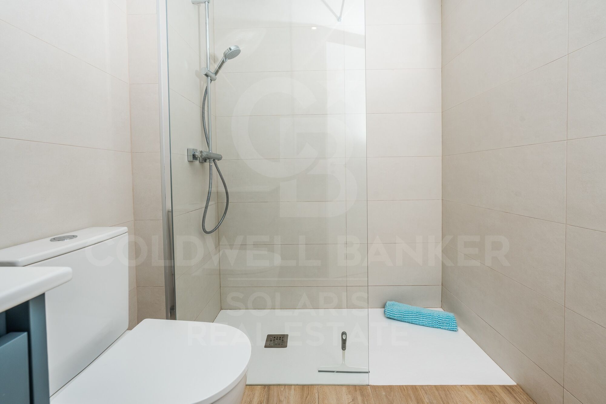Modern 3-bedroom flat with terrace, parking and storage room for long-term rent