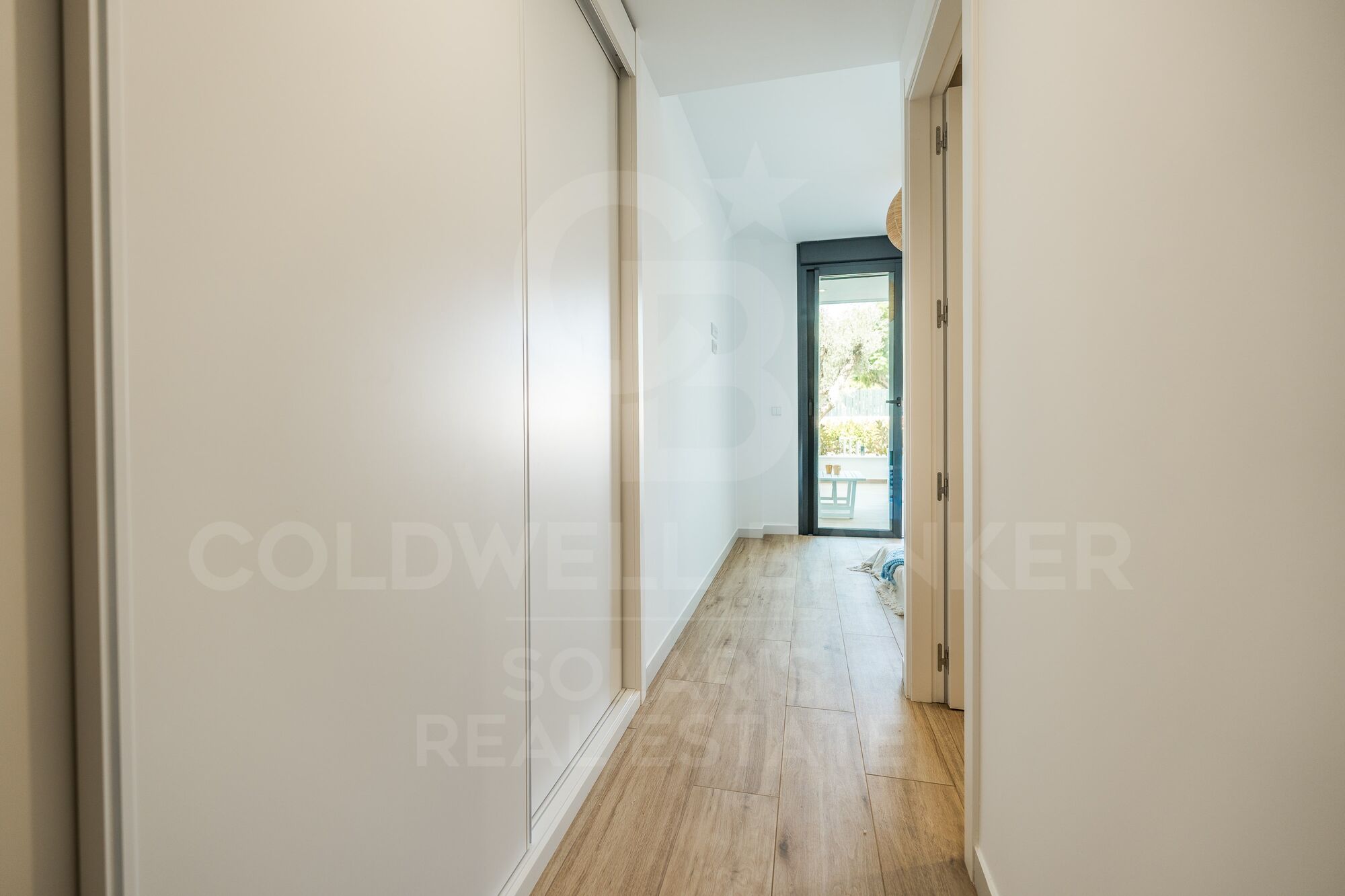 Modern 3-bedroom flat with terrace, parking and storage room for long-term rent