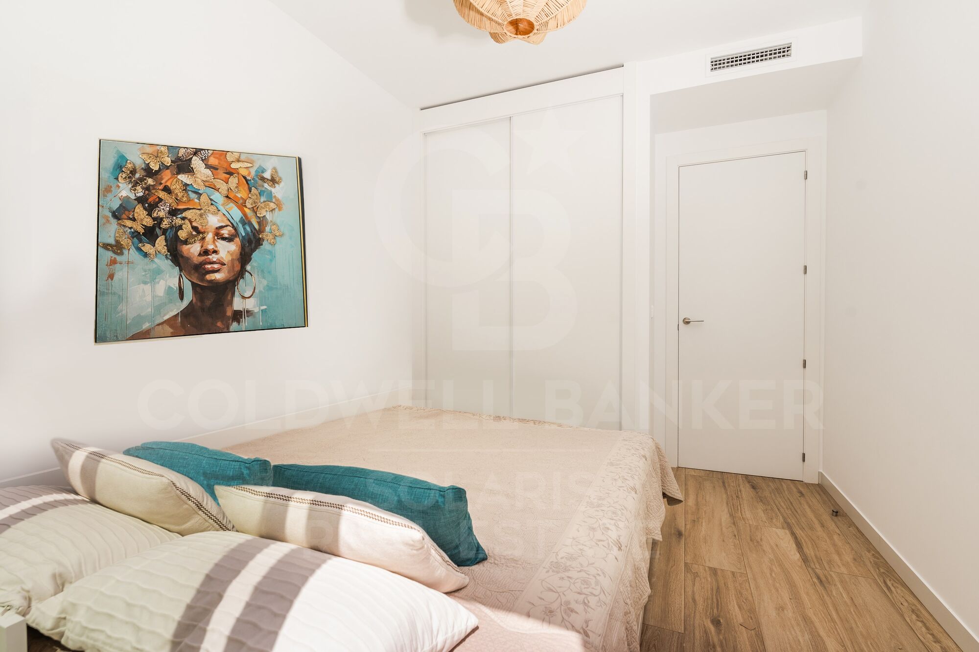 Modern 3-bedroom flat with terrace, parking and storage room for long-term rent