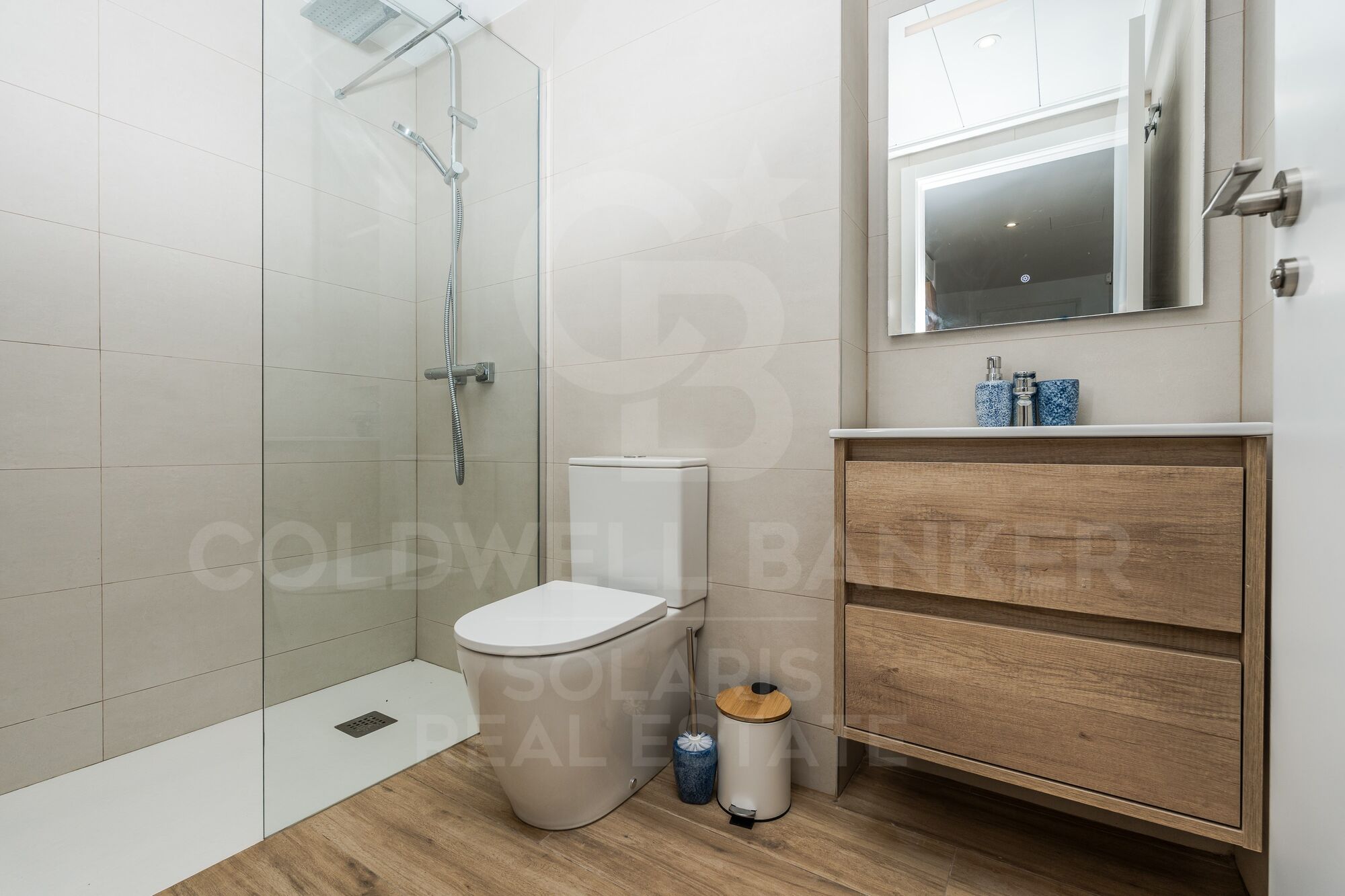 Modern 3-bedroom flat with terrace, parking and storage room for long-term rent