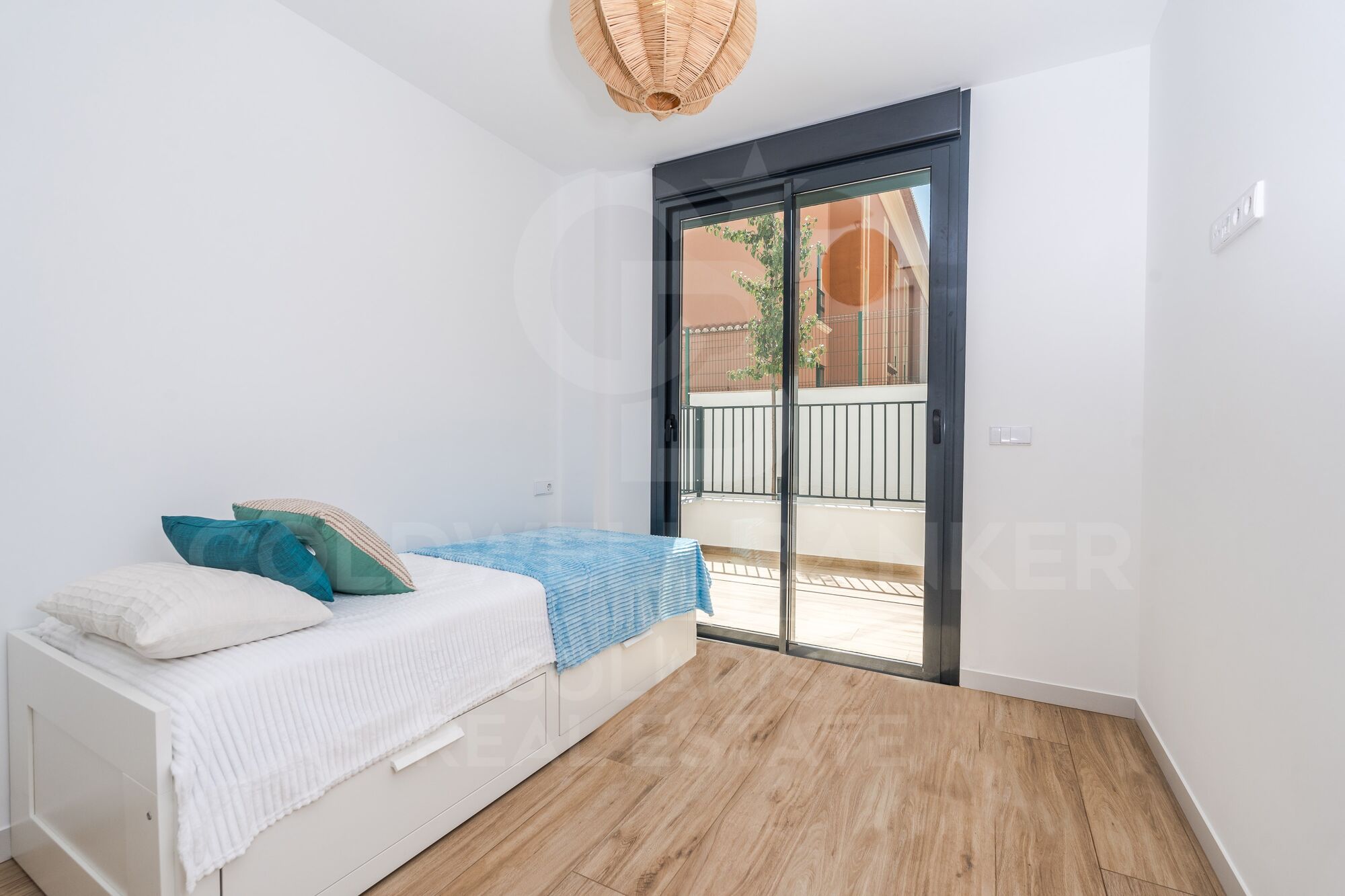 Modern 3-bedroom flat with terrace, parking and storage room for long-term rent