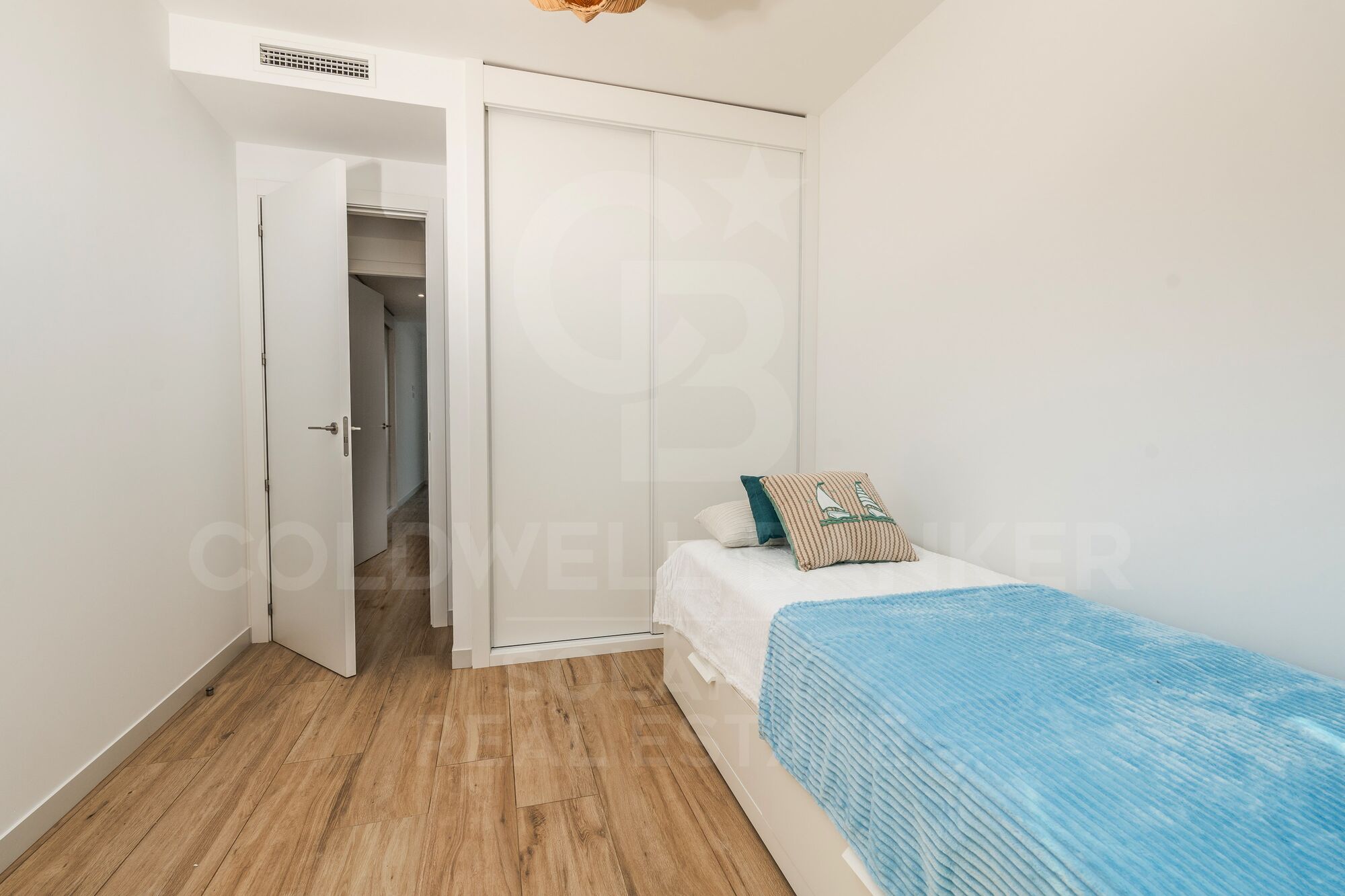 Modern 3-bedroom flat with terrace, parking and storage room for long-term rent