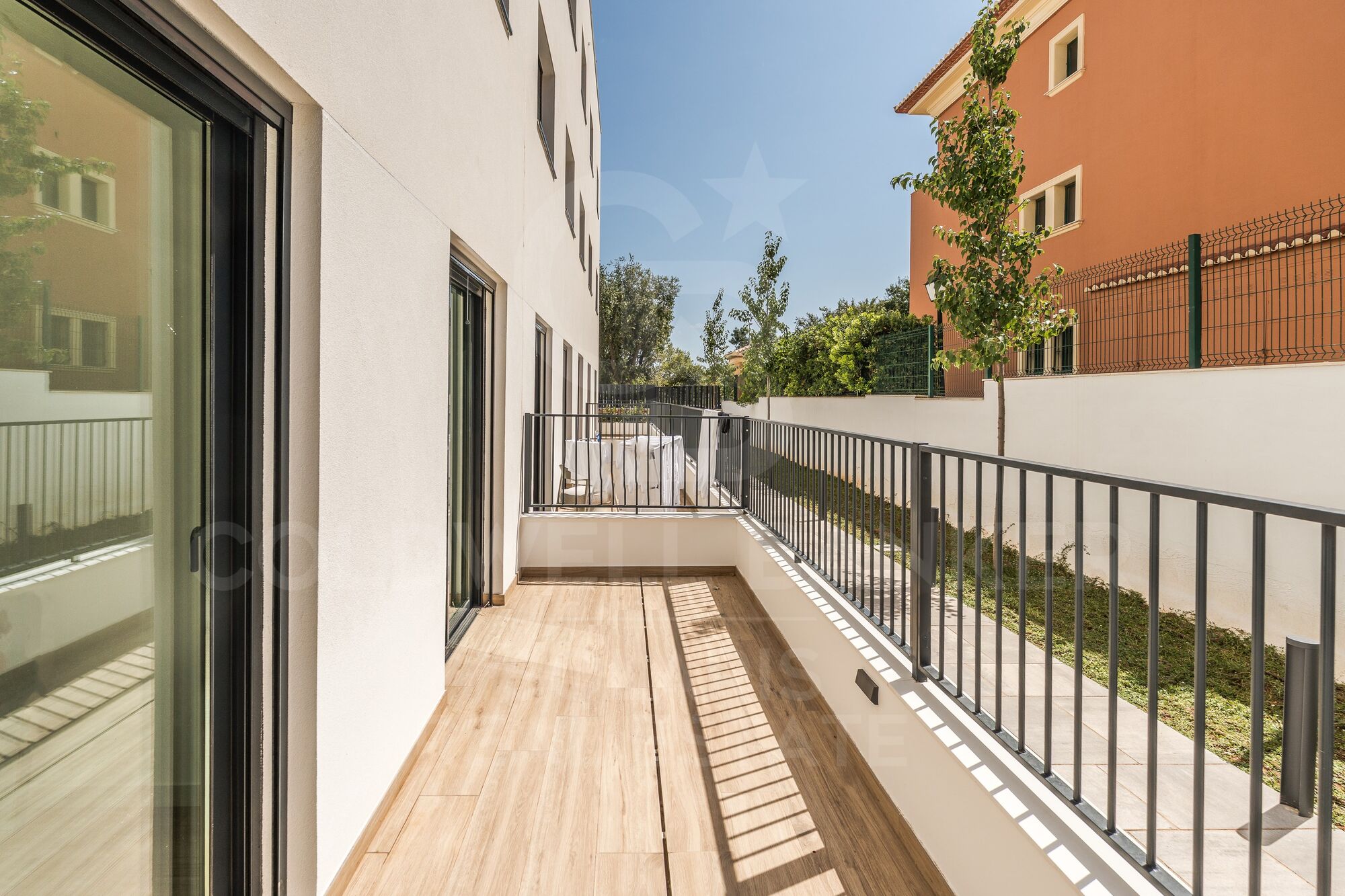 Modern 3-bedroom flat with terrace, parking and storage room for long-term rent