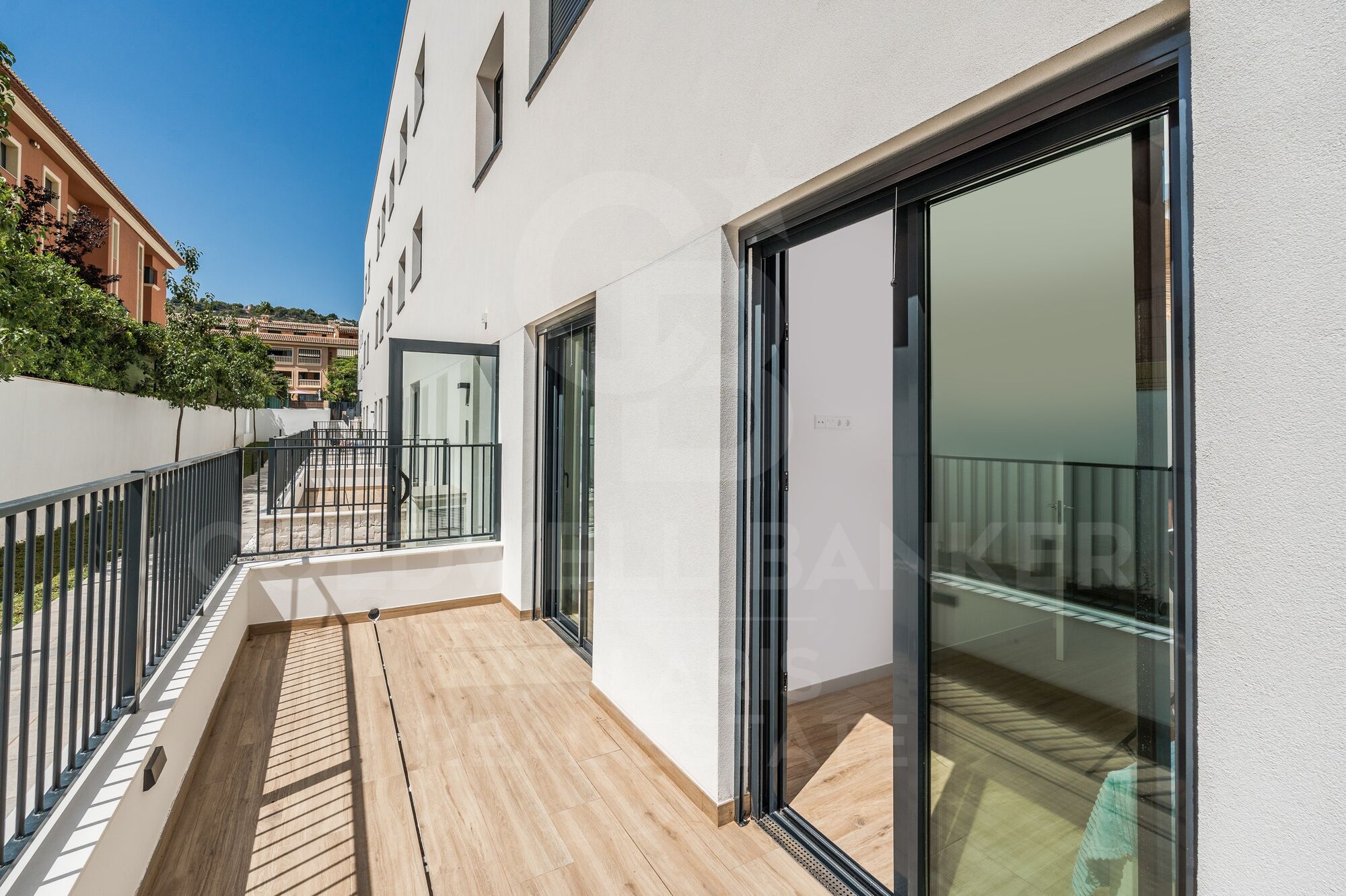 Modern 3-bedroom flat with terrace, parking and storage room for long-term rent