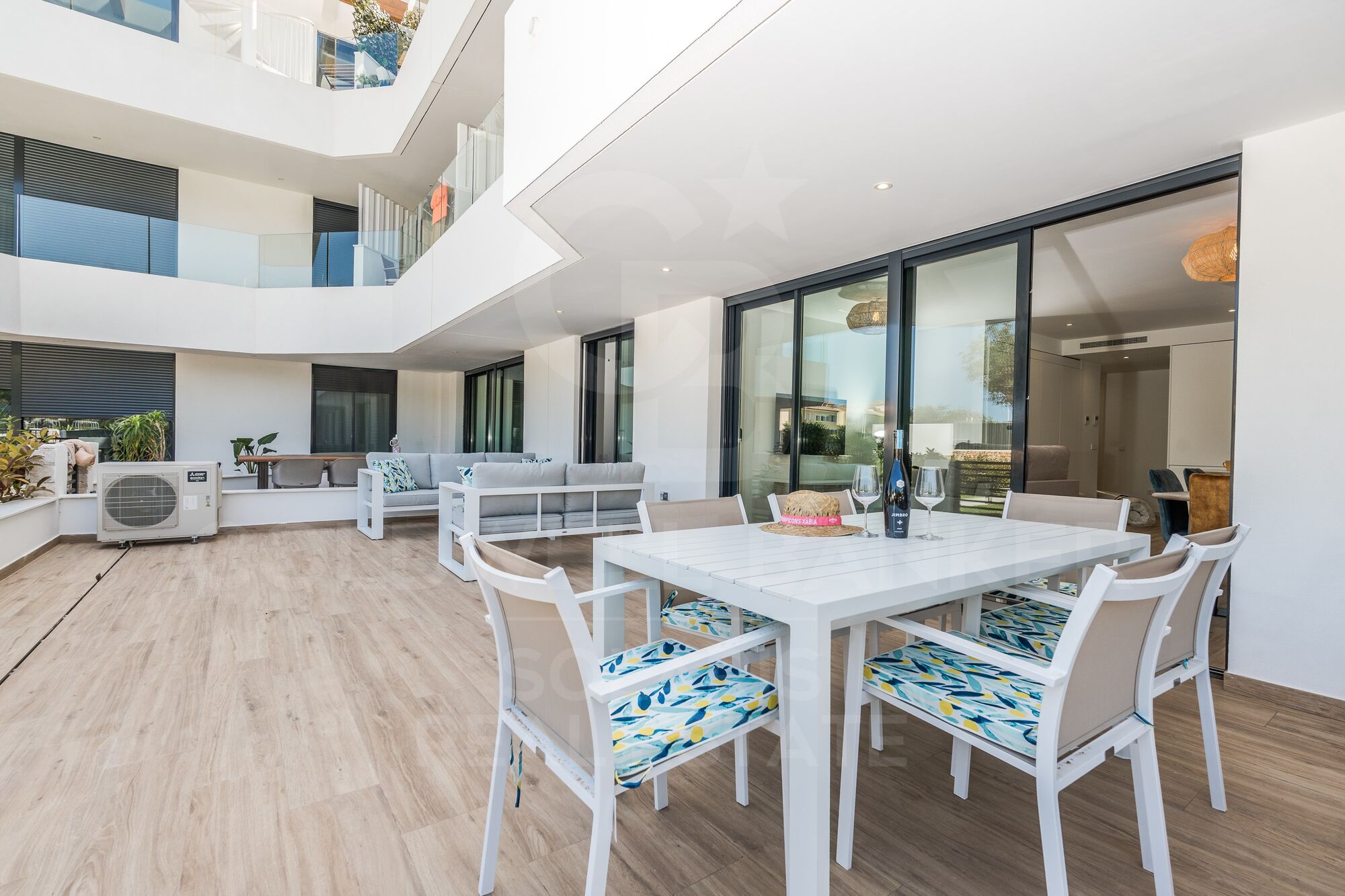 Modern 3-bedroom flat with terrace, parking and storage room for long-term rent