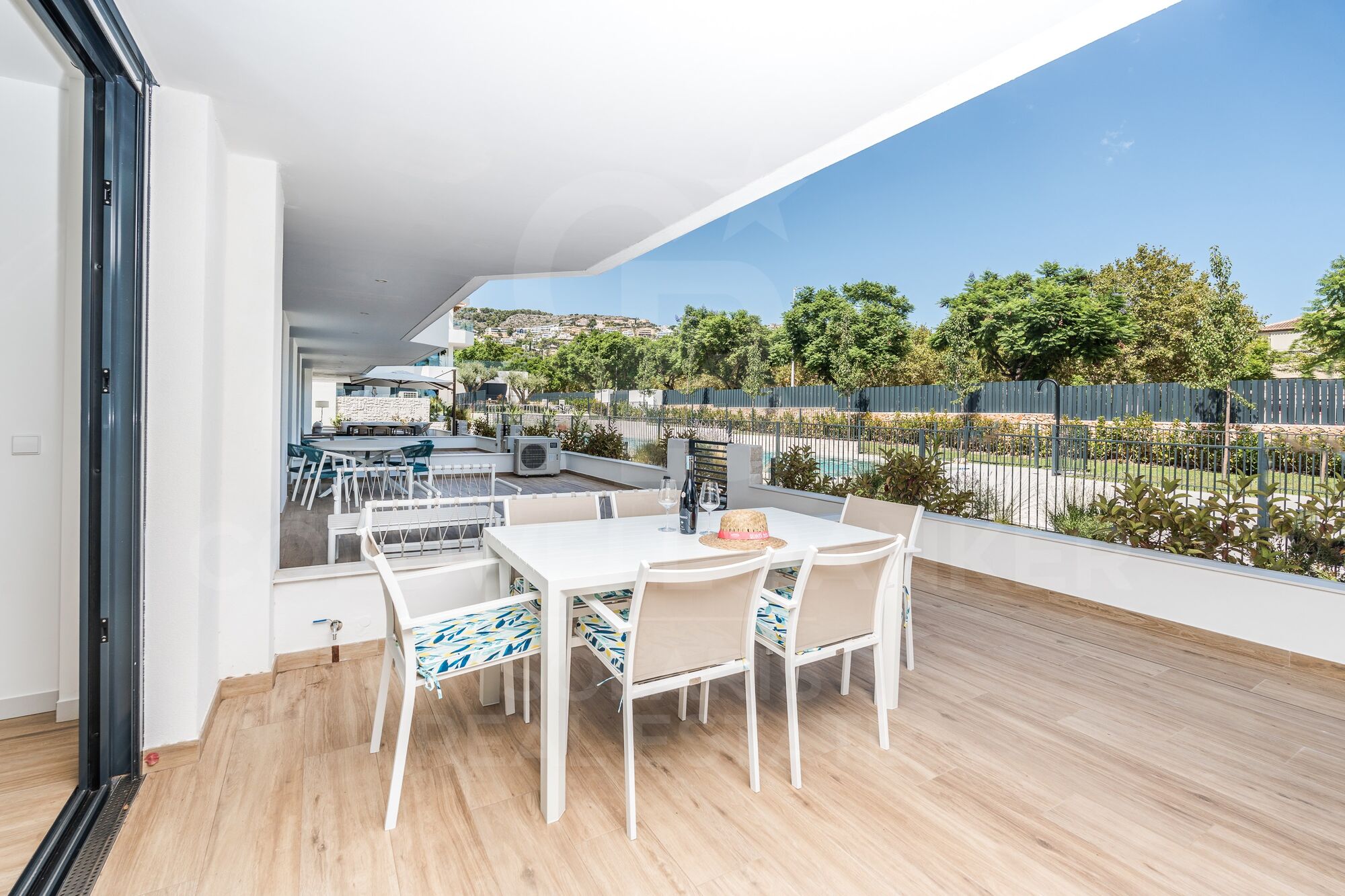 Modern 3-bedroom flat with terrace, parking and storage room for long-term rent