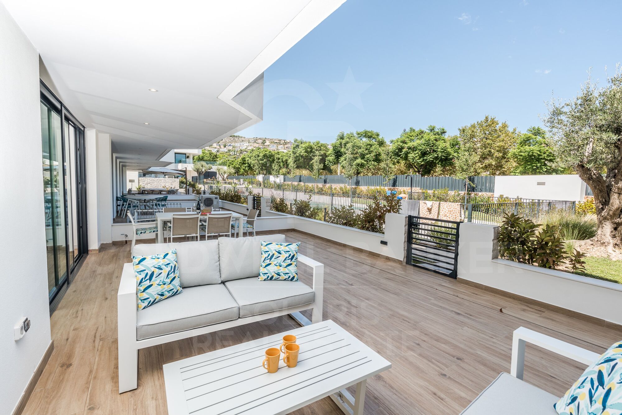 Modern 3-bedroom flat with terrace, parking and storage room for long-term rent
