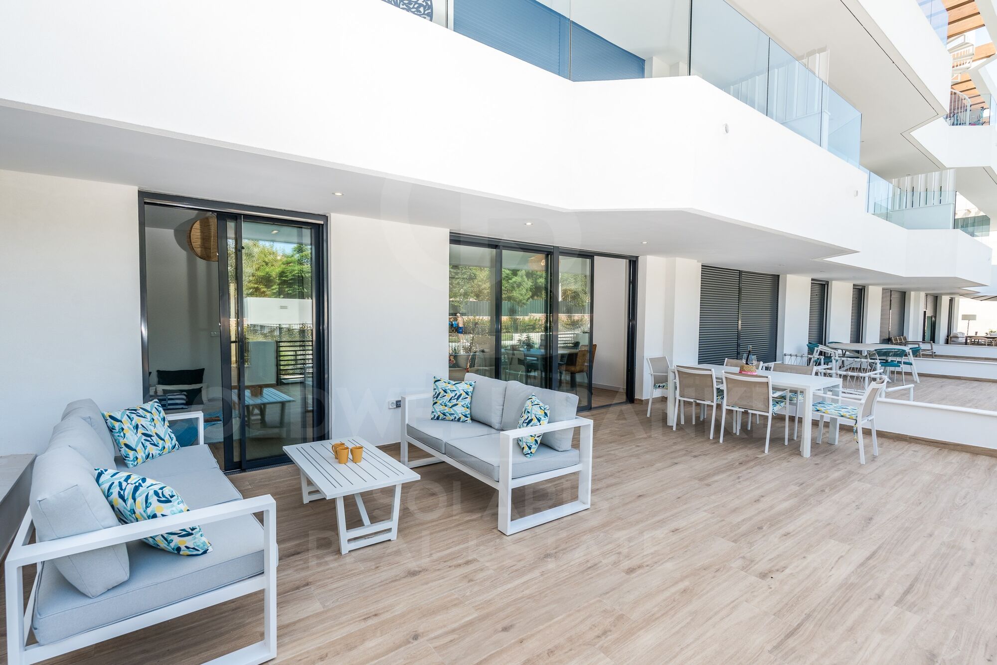Modern 3-bedroom flat with terrace, parking and storage room for long-term rent