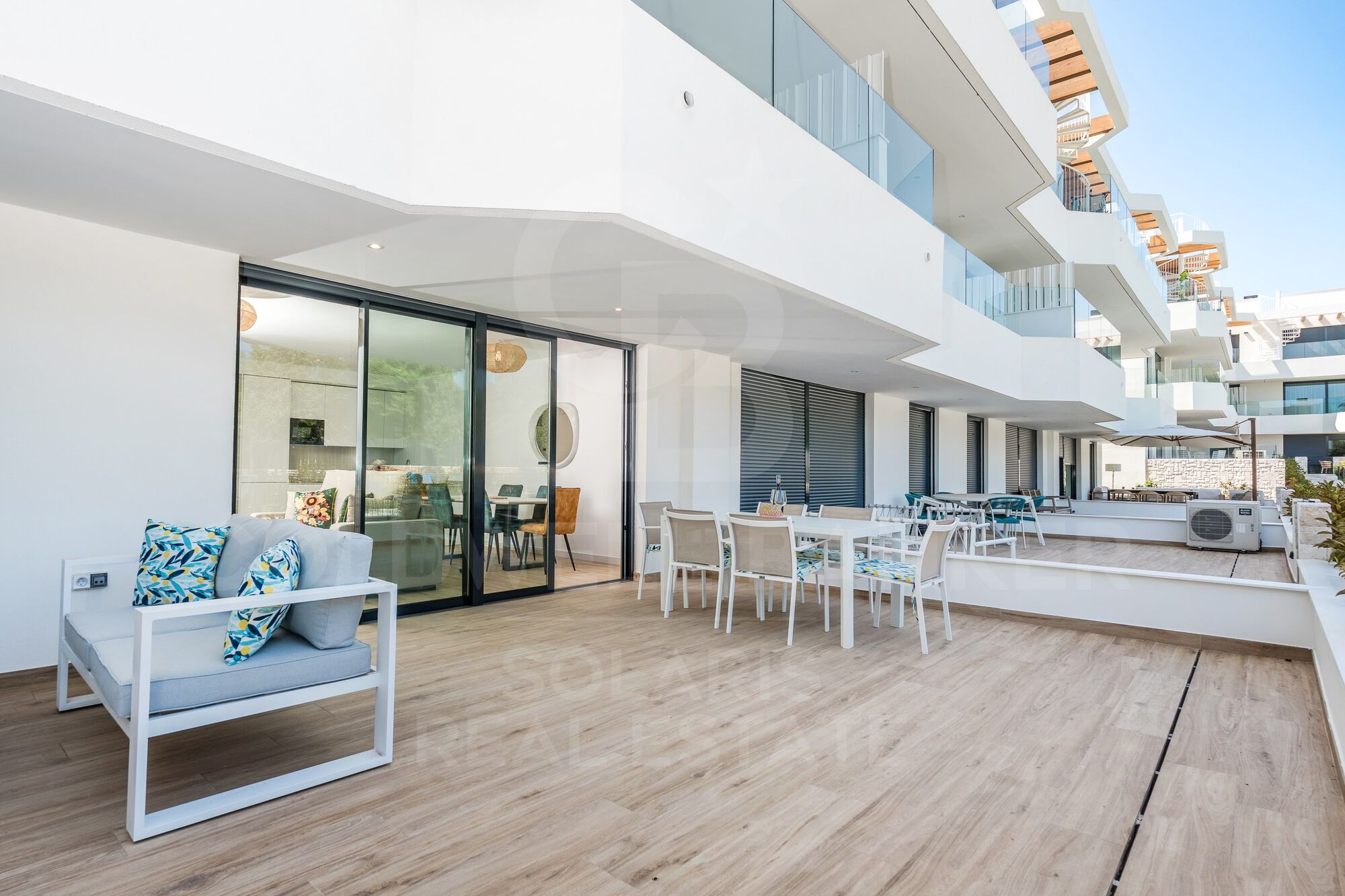 Modern 3-bedroom flat with terrace, parking and storage room for long-term rent