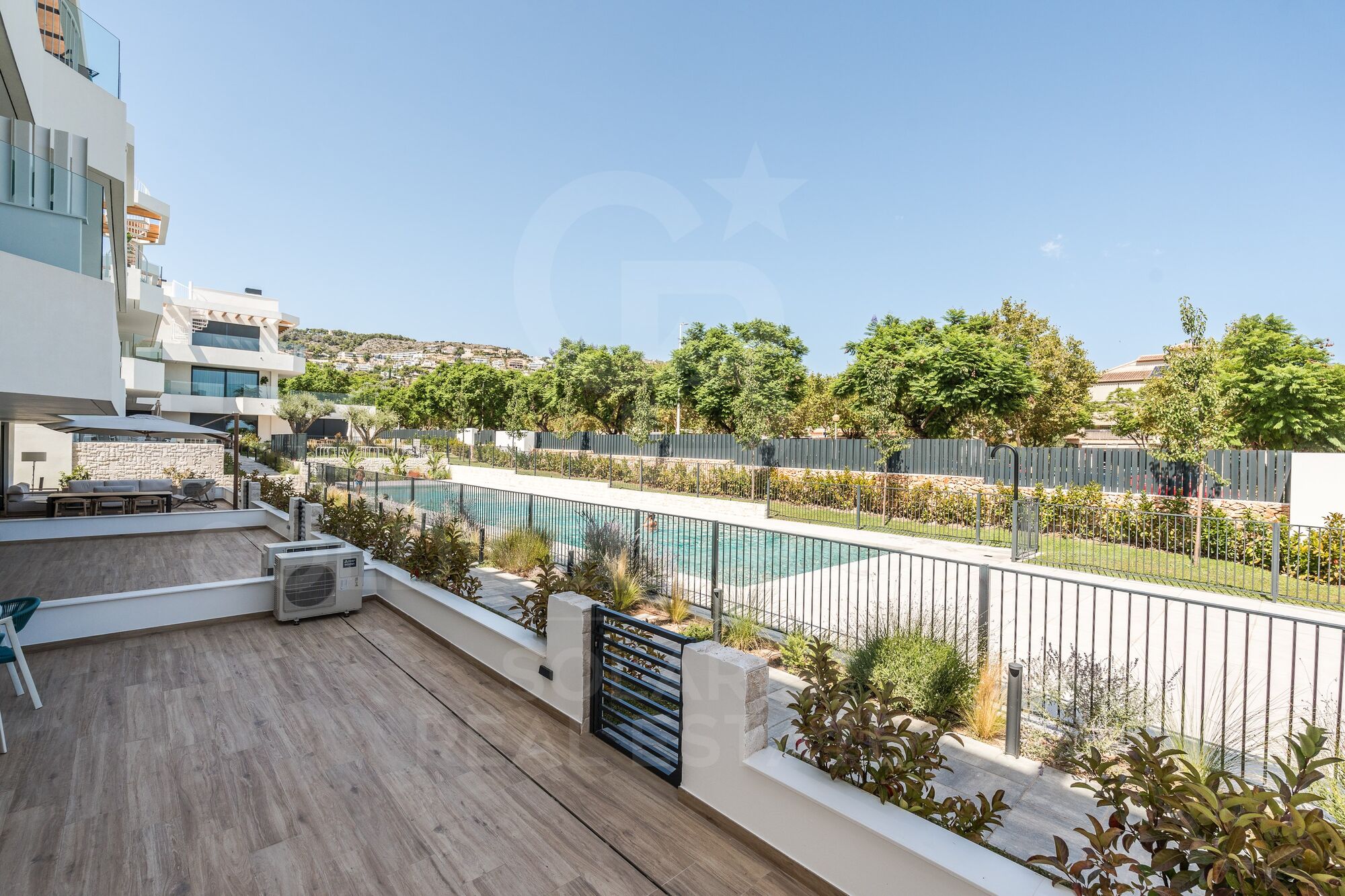 Modern 3-bedroom flat with terrace, parking and storage room for long-term rent