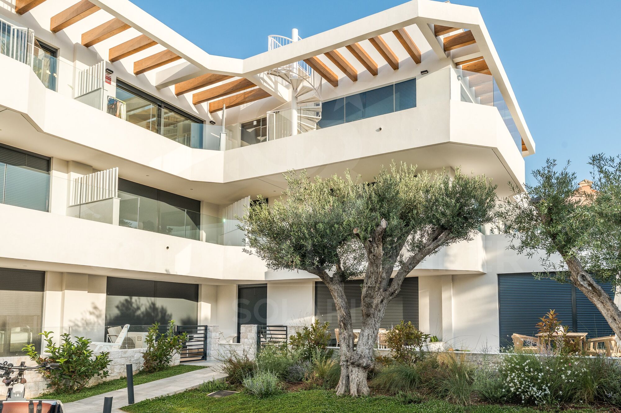 Modern 3-bedroom flat with terrace, parking and storage room for long-term rent