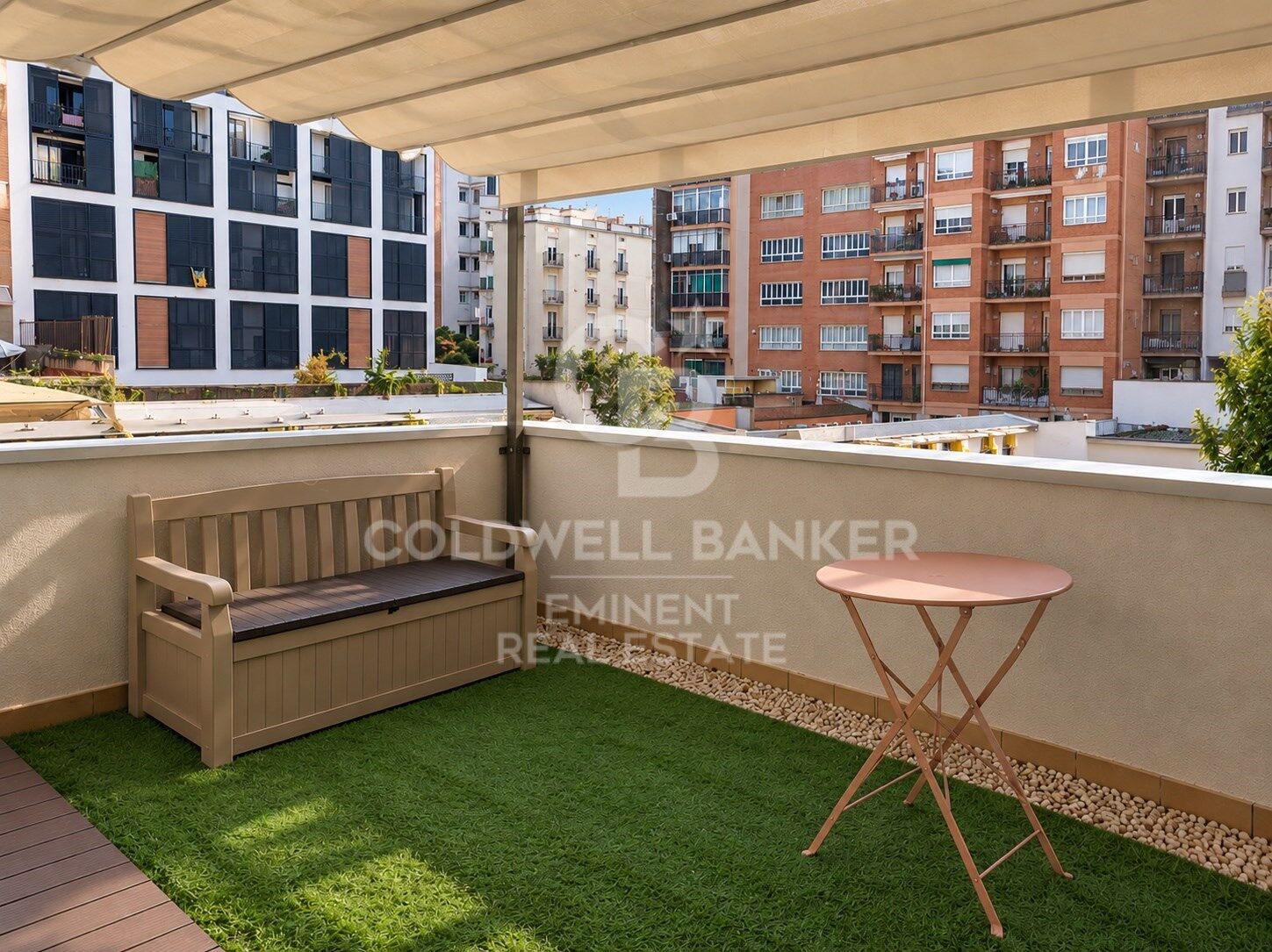 Piso reformado con dos grandes terrazas, parking y trastero opcional, en Les Corts