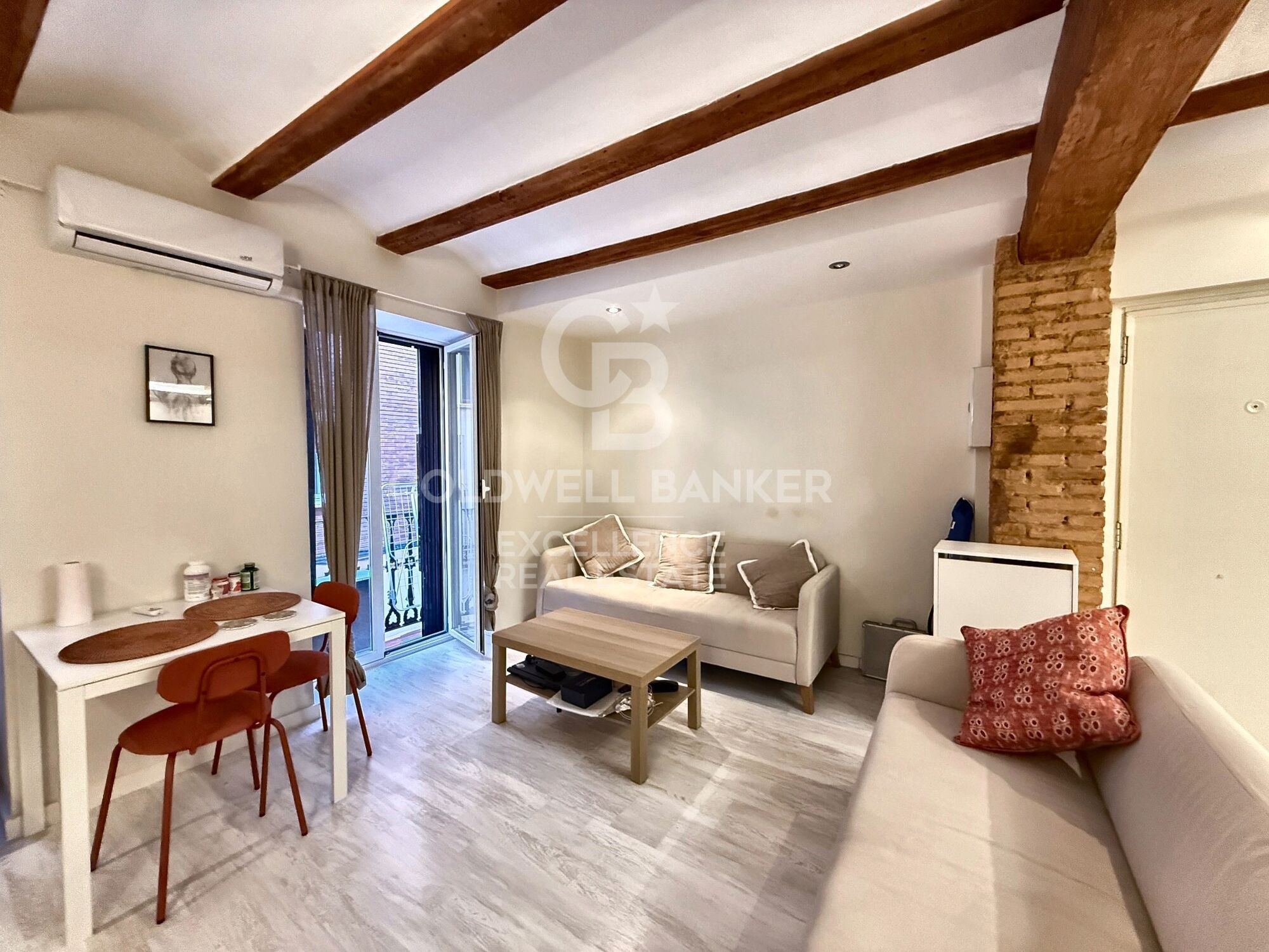 Renovated flat with charm and profitability next to the Torres de Quart
