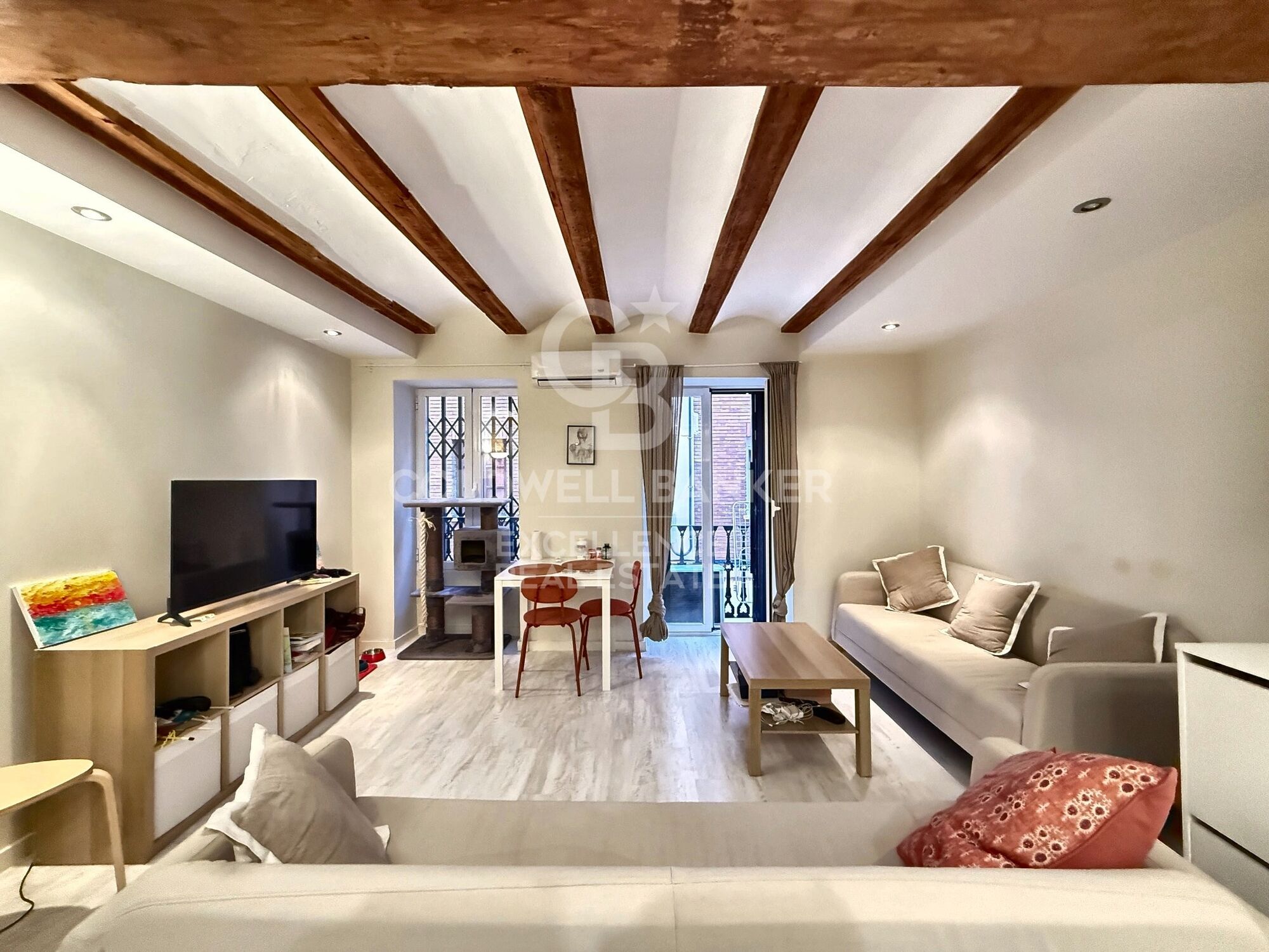 Renovated flat with charm and profitability next to the Torres de Quart