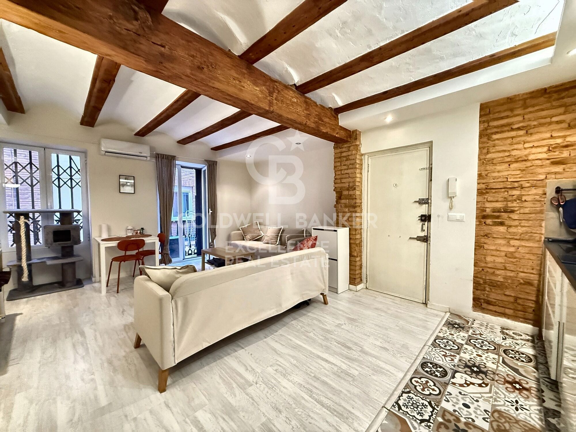 Renovated flat with charm and profitability next to the Torres de Quart