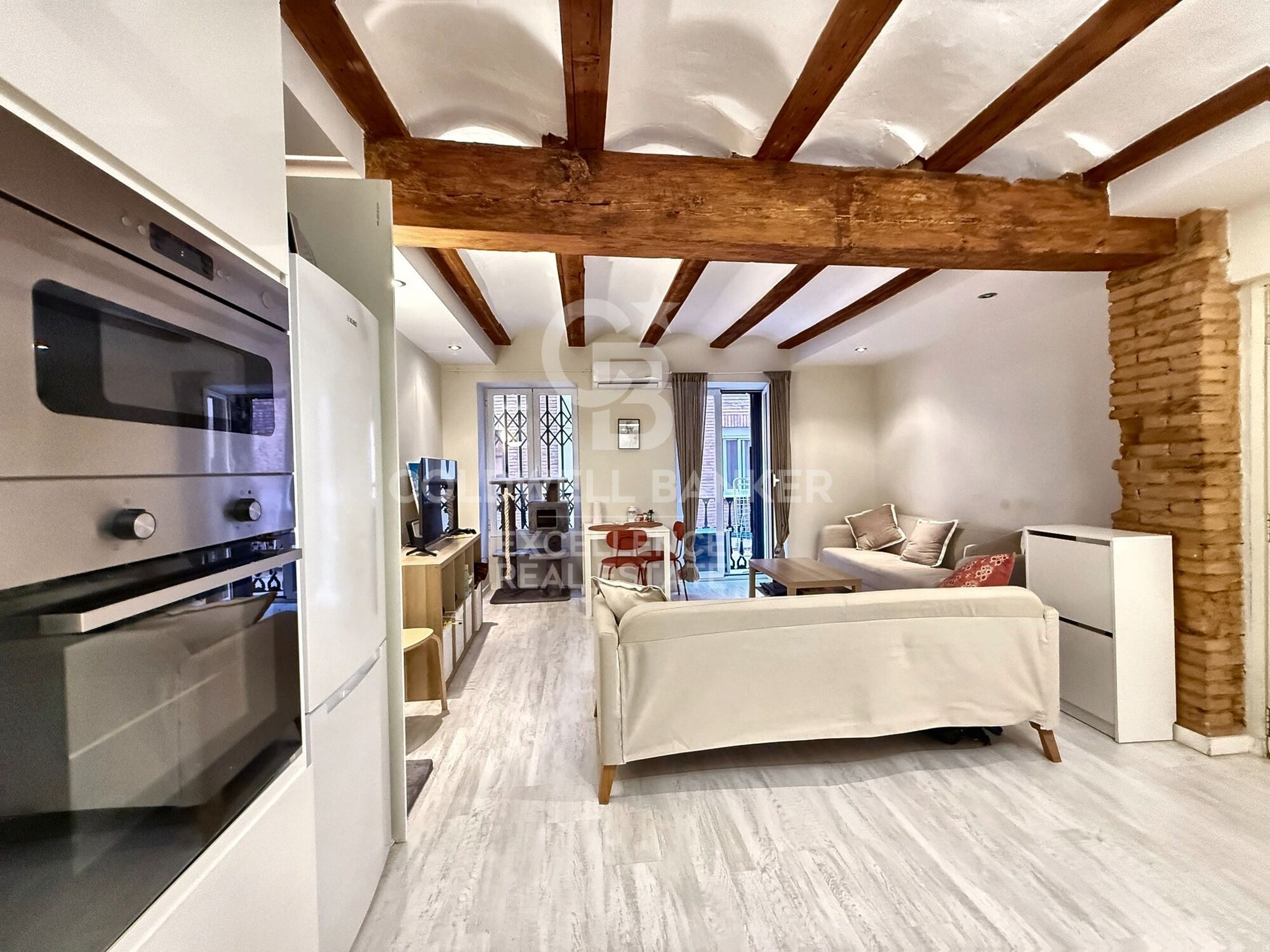 Renovated flat with charm and profitability next to the Torres de Quart