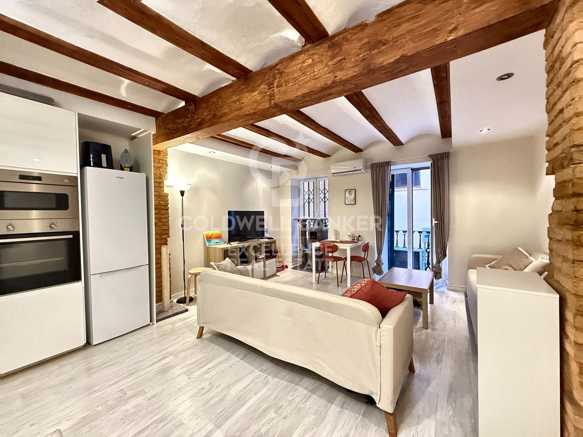 Renovated flat with charm and profitability next to the Torres de Quart