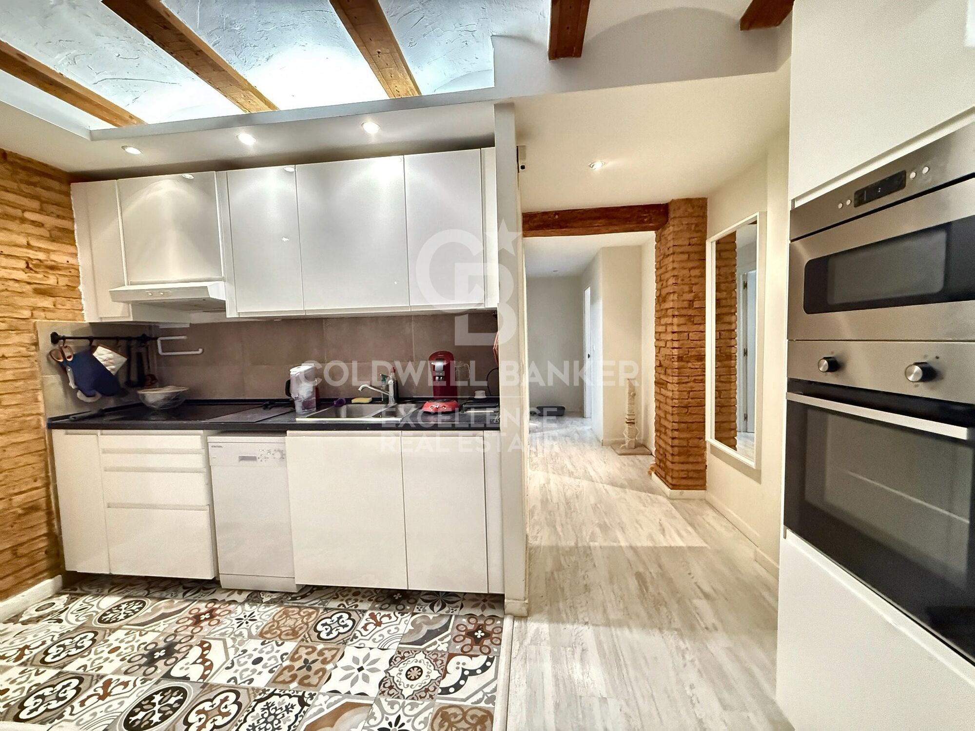 Renovated flat with charm and profitability next to the Torres de Quart