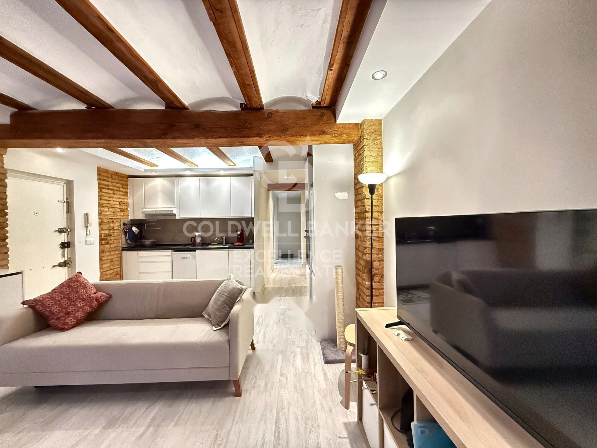 Renovated flat with charm and profitability next to the Torres de Quart