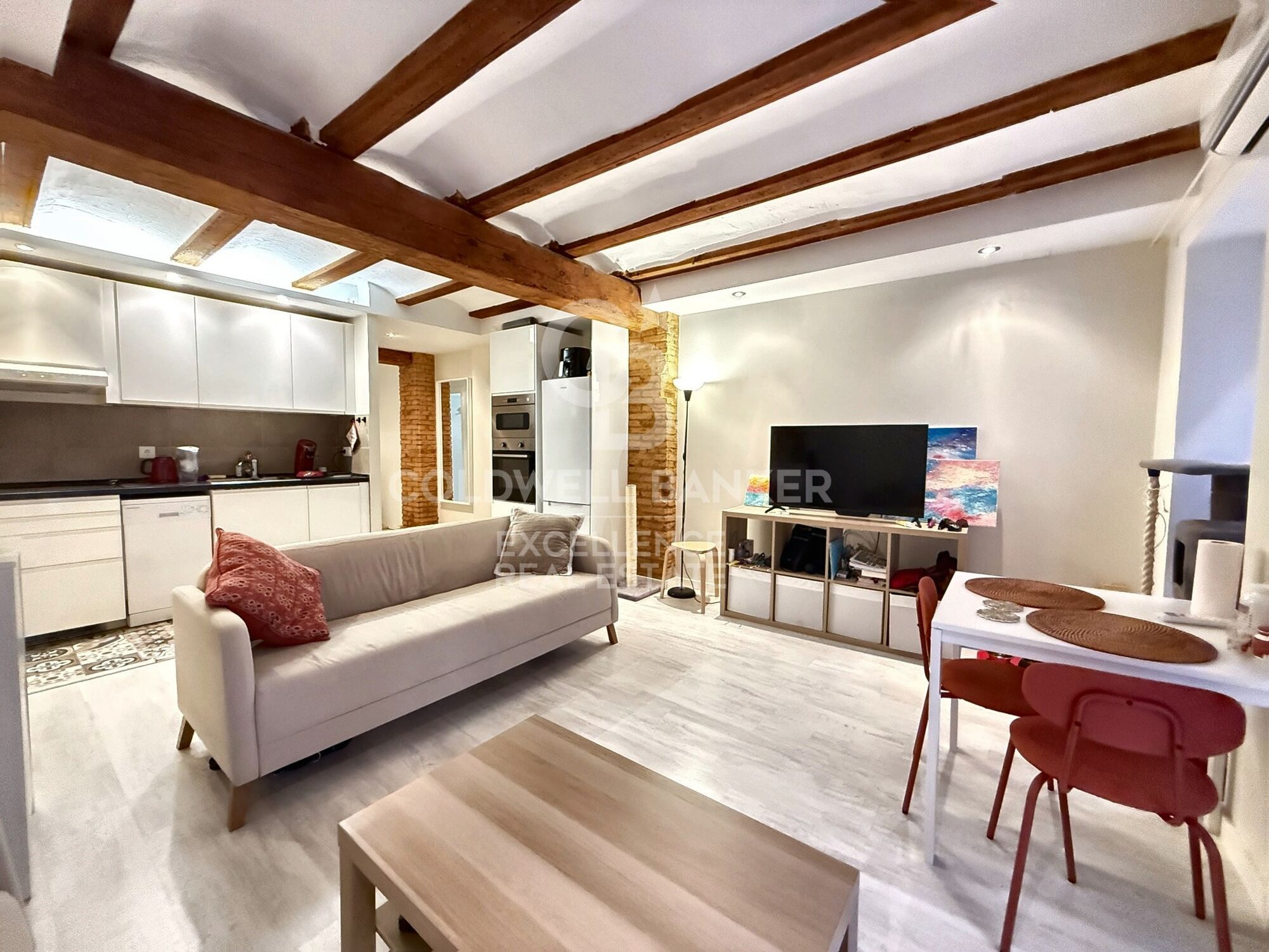 Renovated flat with charm and profitability next to the Torres de Quart