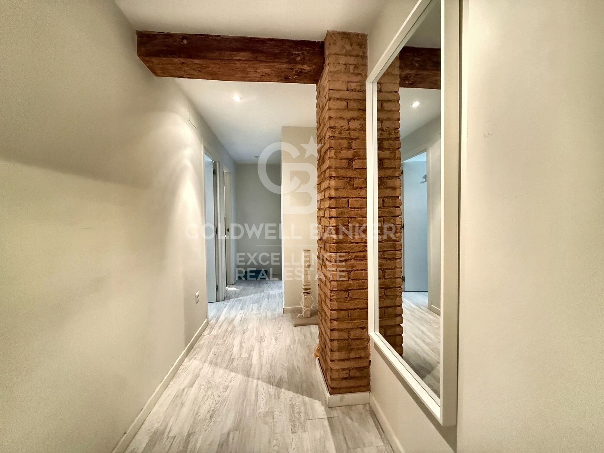 Renovated flat with charm and profitability next to the Torres de Quart