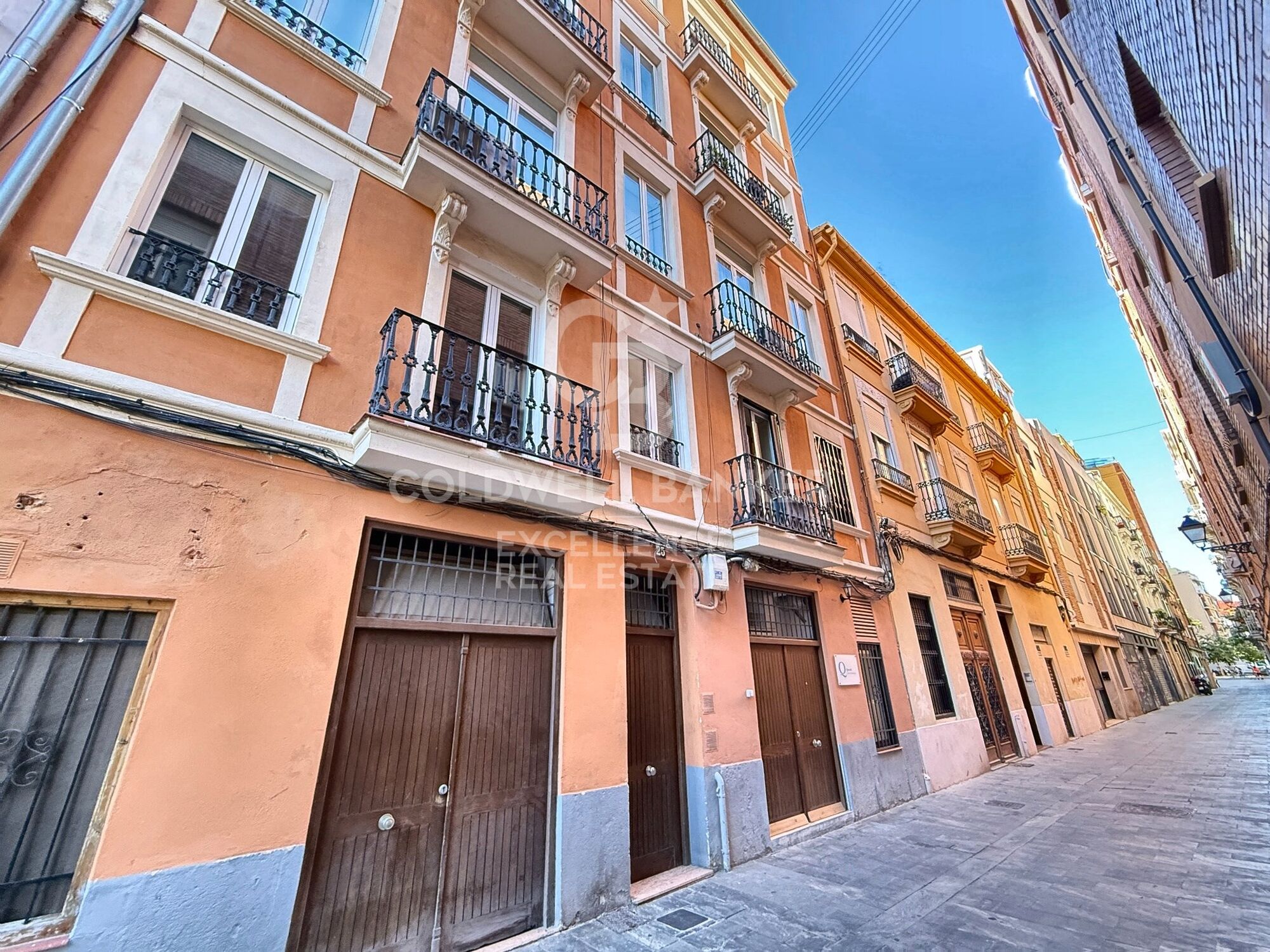 Renovated flat with charm and profitability next to the Torres de Quart