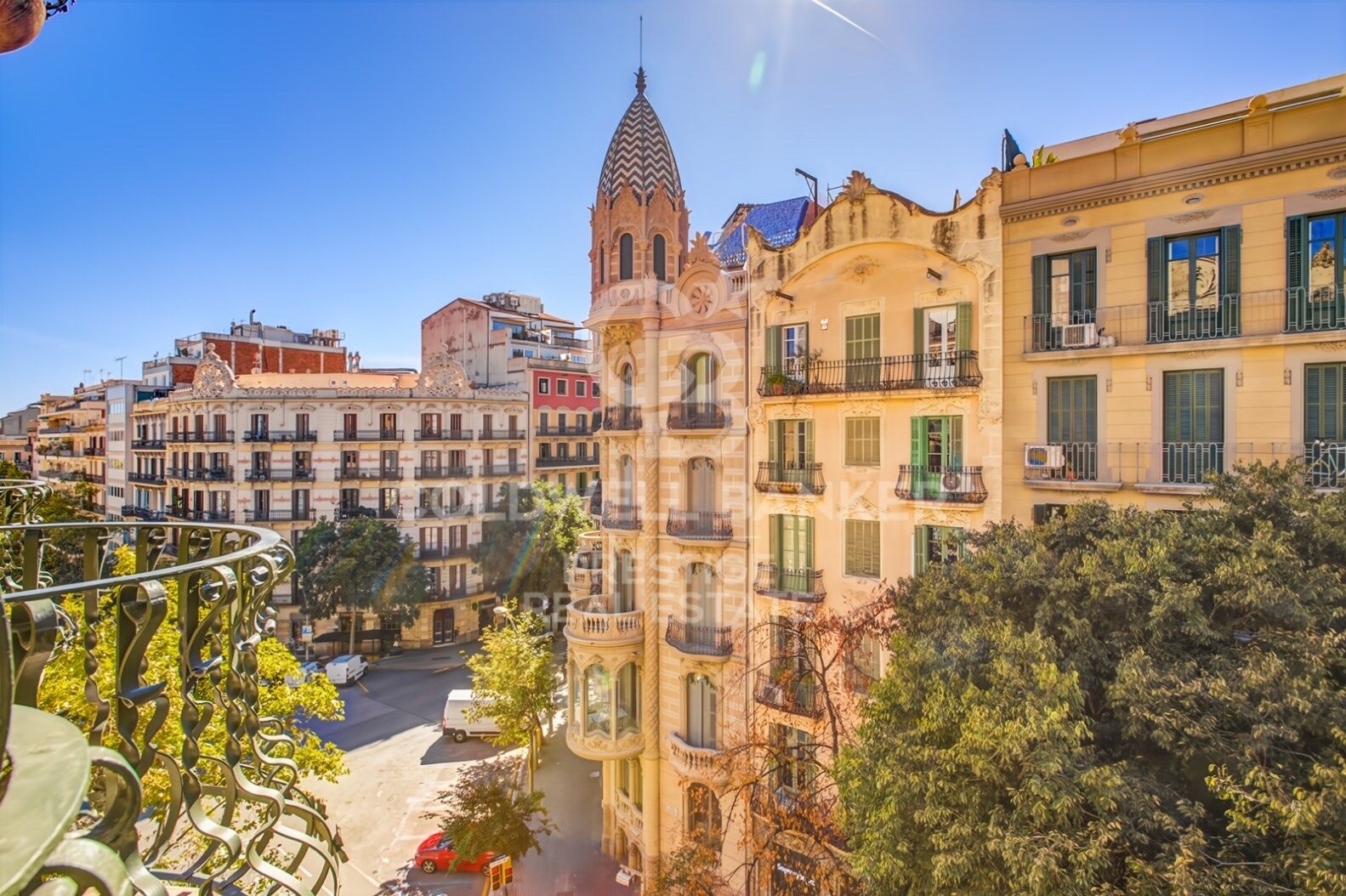 Enric Granados: Bright, Newly Renovated Apartment on a High Floor in a Beautiful Period Building