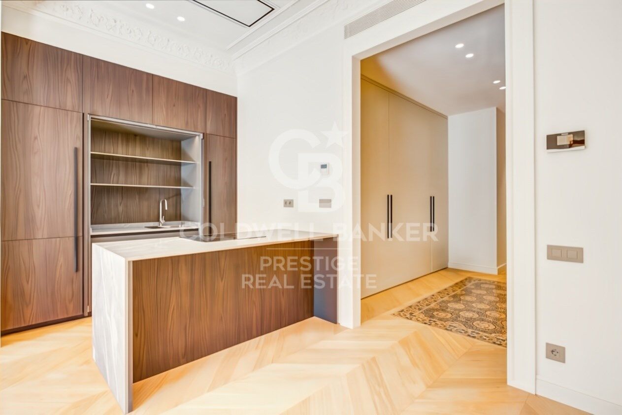 Enric Granados: Bright, Newly Renovated Apartment on a High Floor in a Beautiful Period Building