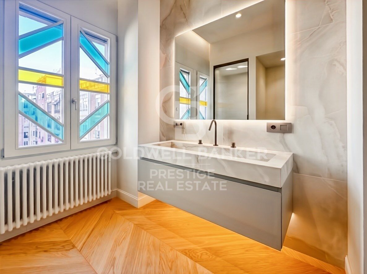 Enric Granados: Bright, Newly Renovated Apartment on a High Floor in a Beautiful Period Building