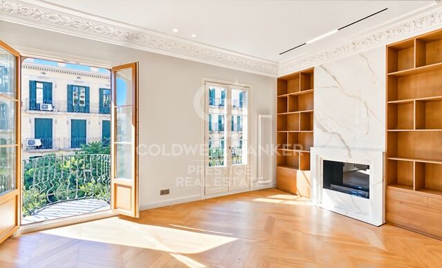 Enric Granados: Bright, Newly Renovated Apartment on a High Floor in a Beautiful Period Building