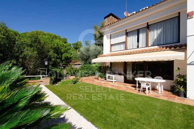 Casa familiar con vistas, en la zona central de Bellaterra, para reformar