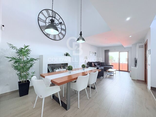 Vivienda de diseño contemporáneo esquinera con terrazas y vistas panorámicas en Les Alqueries