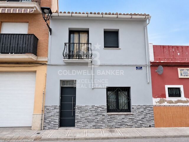 Amplia casa de pueblo con terraza y gran potencial en Alzira