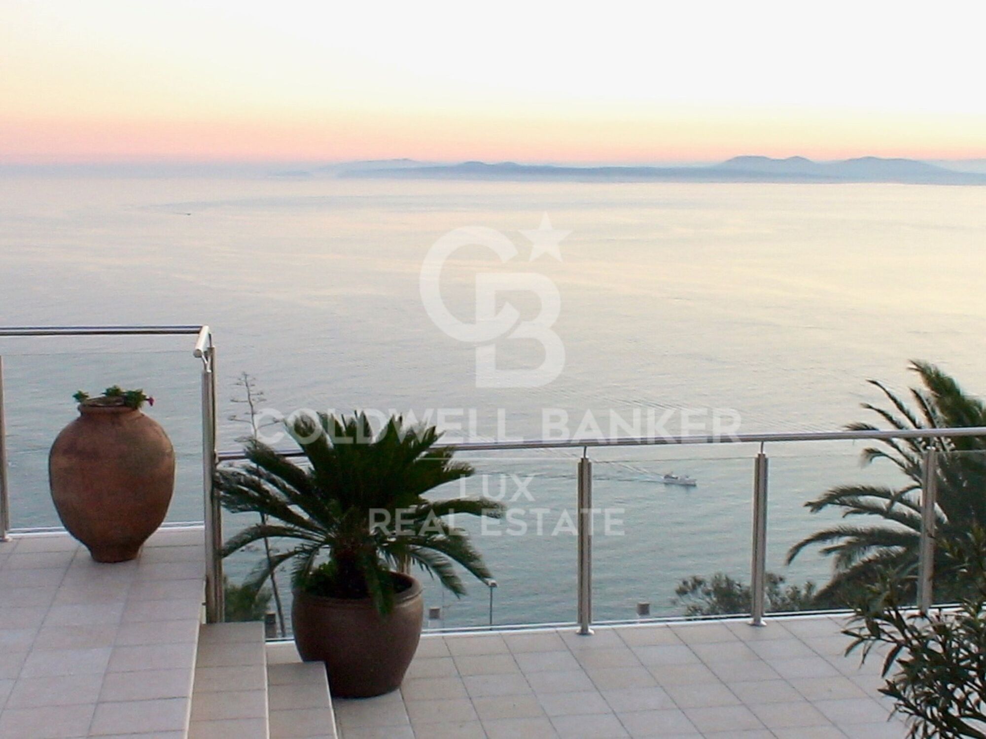 Villa with magnificent and unique view on the heights of Roses