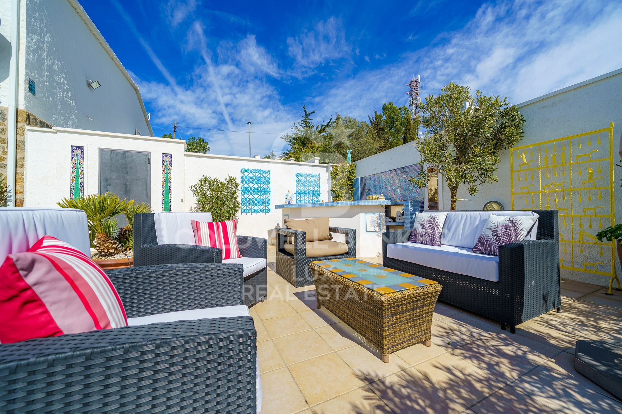 Villa with magnificent and unique view on the heights of Roses