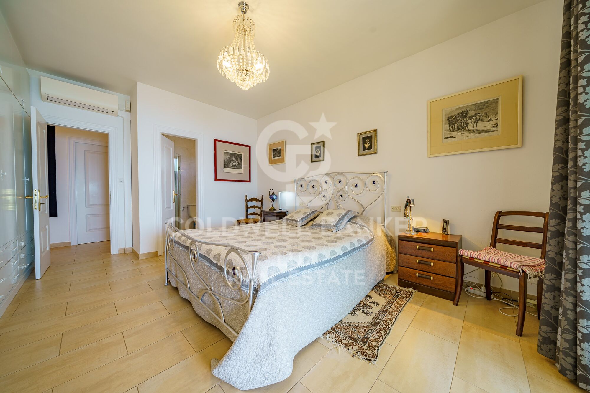 Villa with magnificent and unique view on the heights of Roses