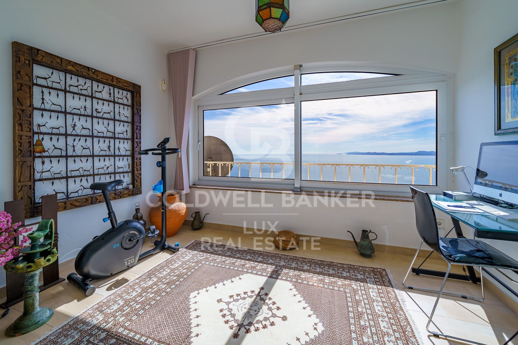 Villa with magnificent and unique view on the heights of Roses