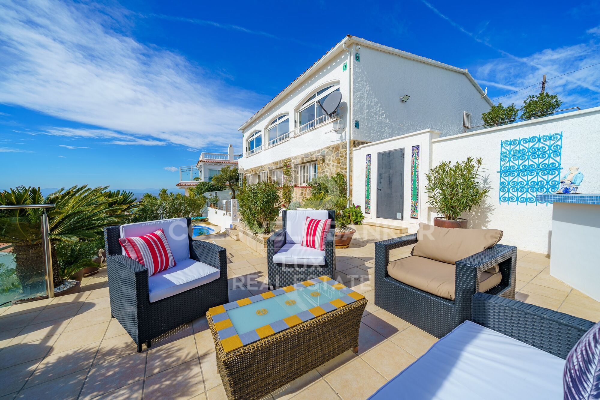 Villa with magnificent and unique view on the heights of Roses