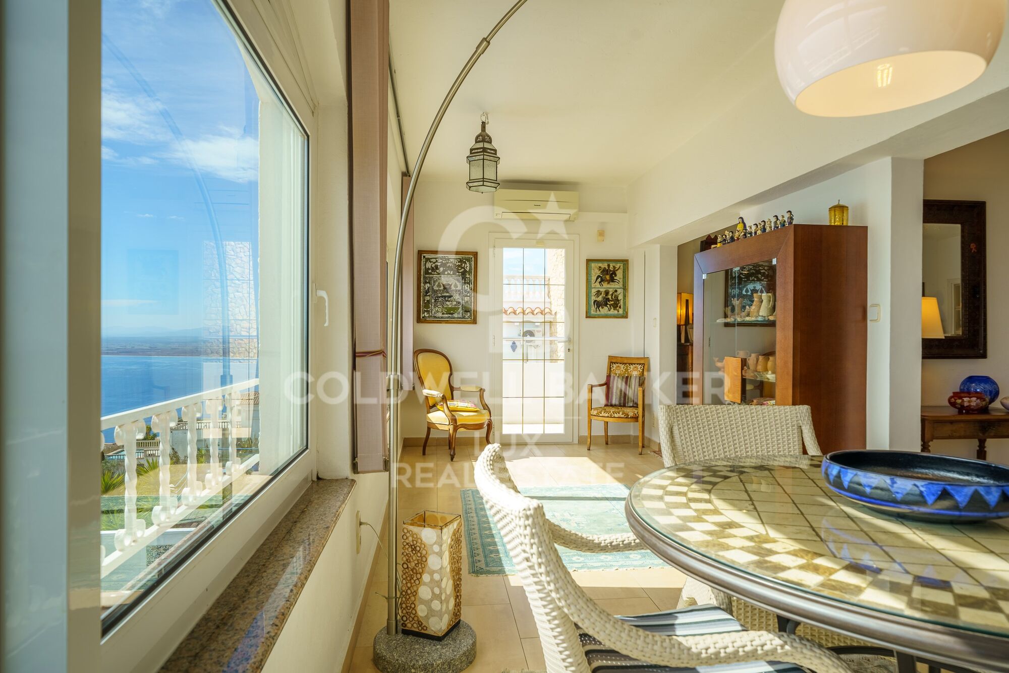 Villa with magnificent and unique view on the heights of Roses