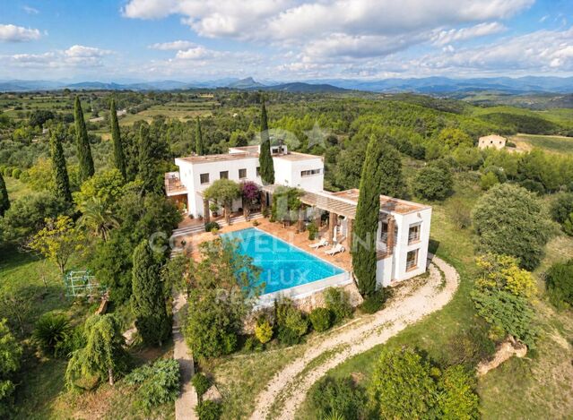 Finca mit Pool und eigenständiger Wohnung auf einem Grundstück von 47.574 m² in Llers