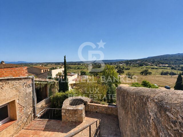 Haus zur Renovierung mit Terrasse und Räumlichkeiten in Bellcaire d'Empordà