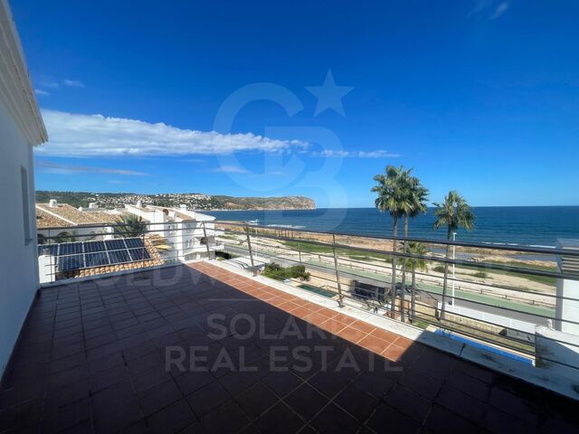 Magnifique duplex de trois chambres sur la première ligne avec une vue sur la mer à couper la mer.