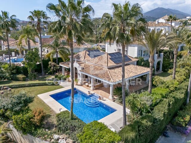 Villa de estilo andaluz con vistas a La Concha en Nueva Andalucía