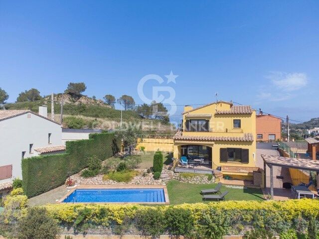 For sale detached house with sea views in quiet area of Begur