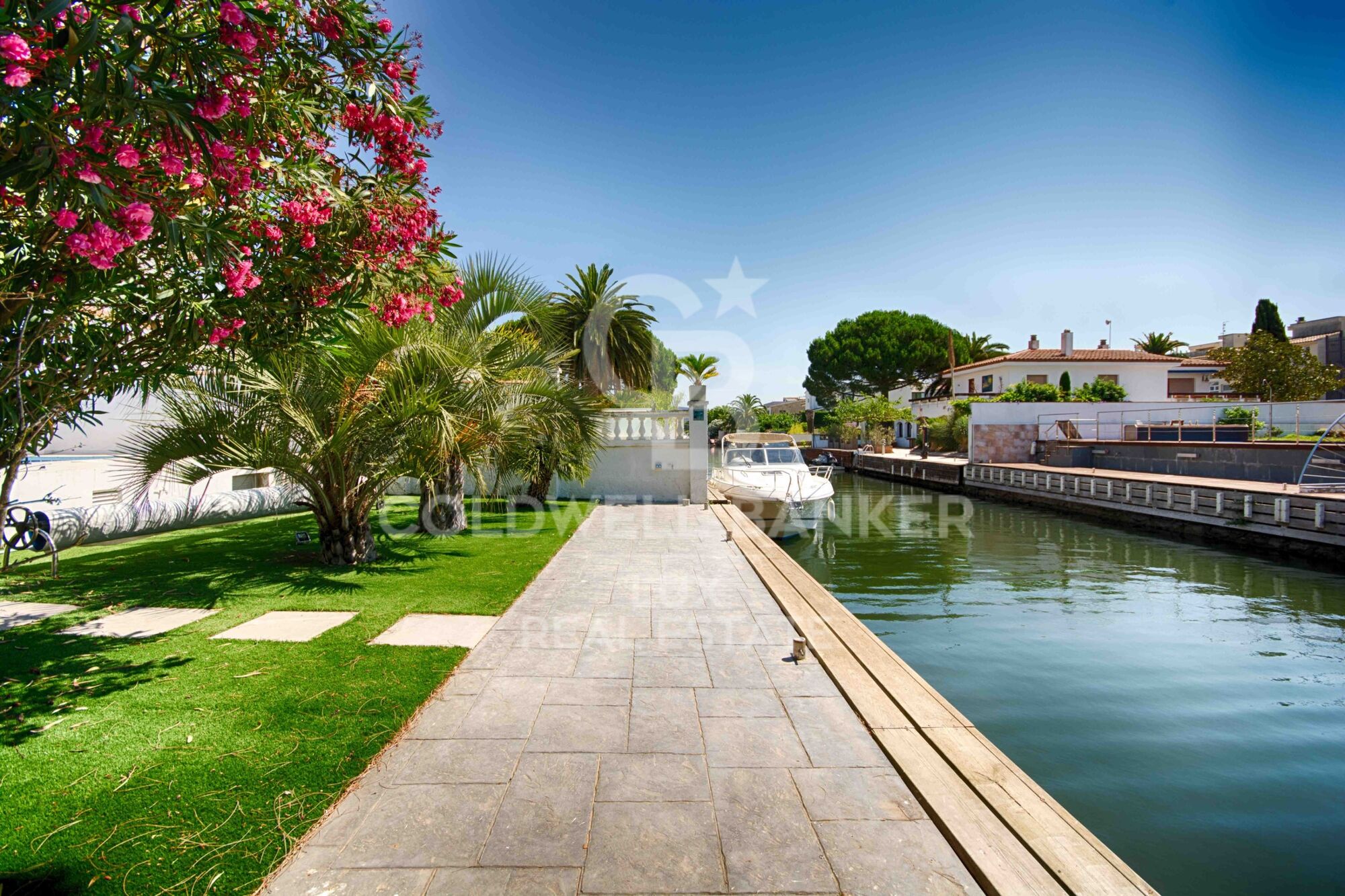 Maison au canal avec 12,5m d'amarre, exposition sud