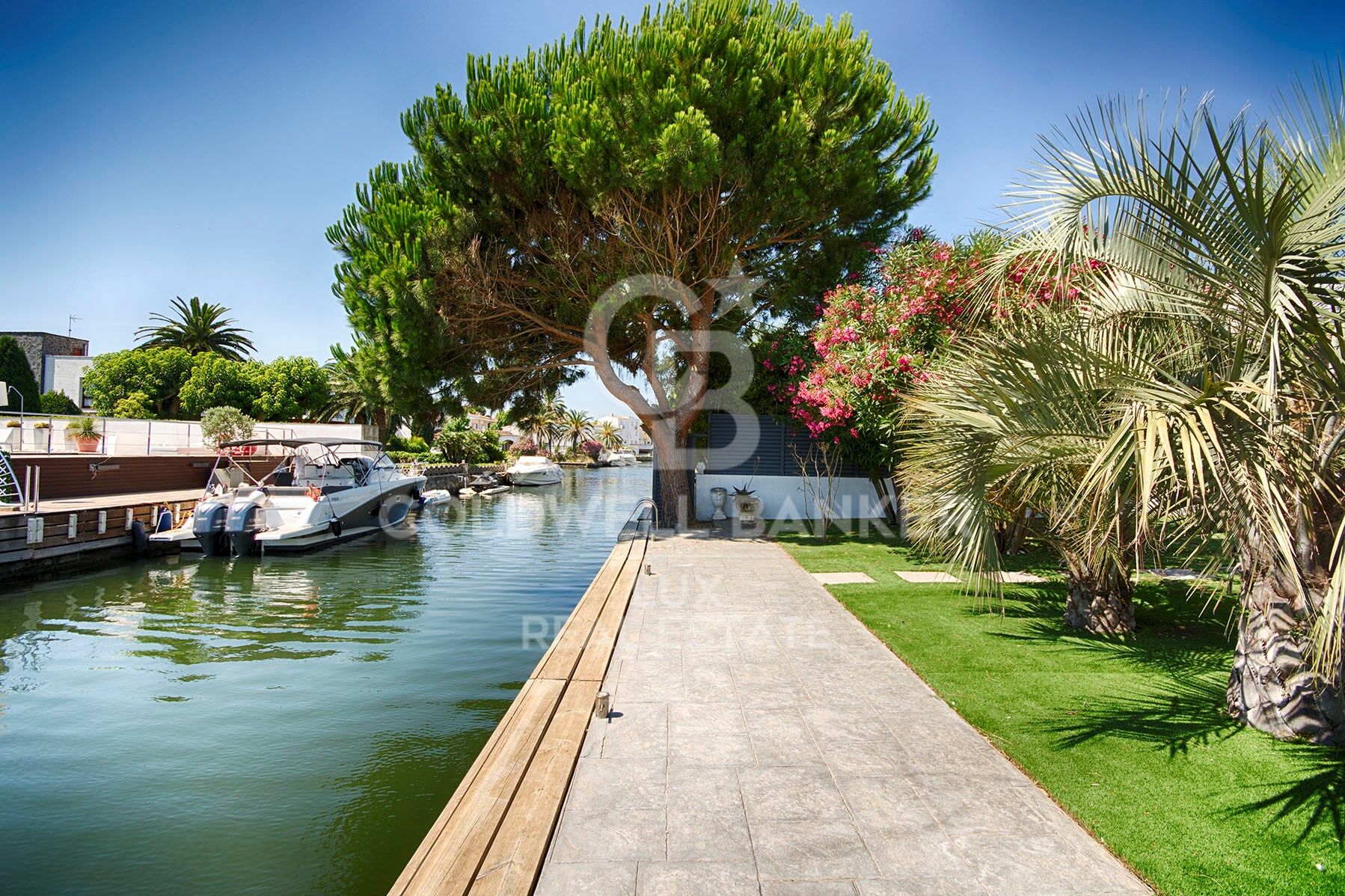 Maison au canal avec 12,5m d'amarre, exposition sud