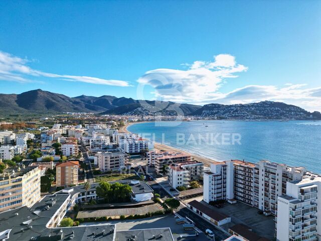 Promotion with 9 apartments and 9parking spaces. Sea views.