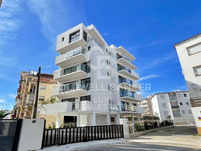 Promotion of new flats with parking spaces and terraces, close to the beach in Roses