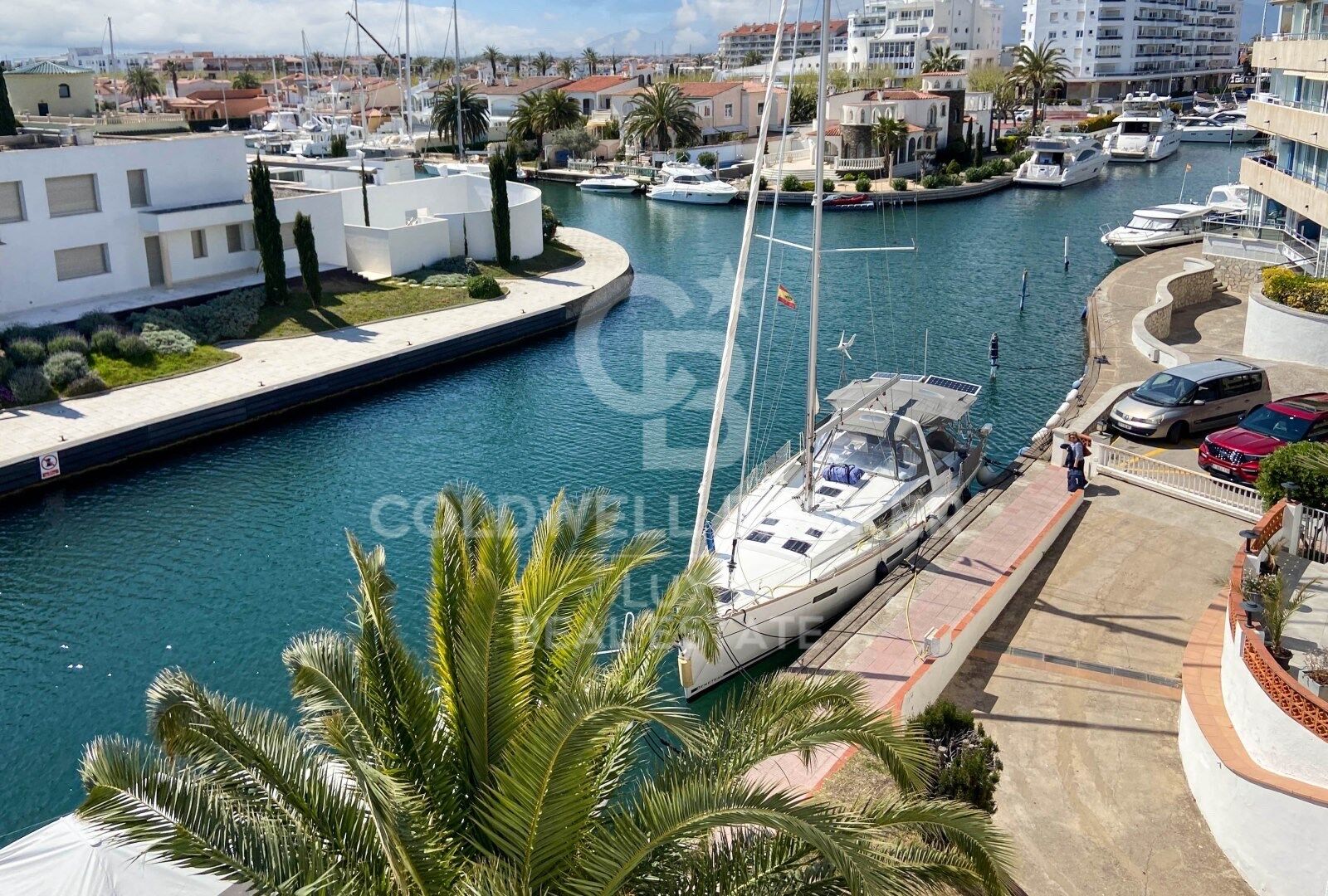 Appartement exclusif avec amarre et vue sur le golf de Roses à Empuriabrava