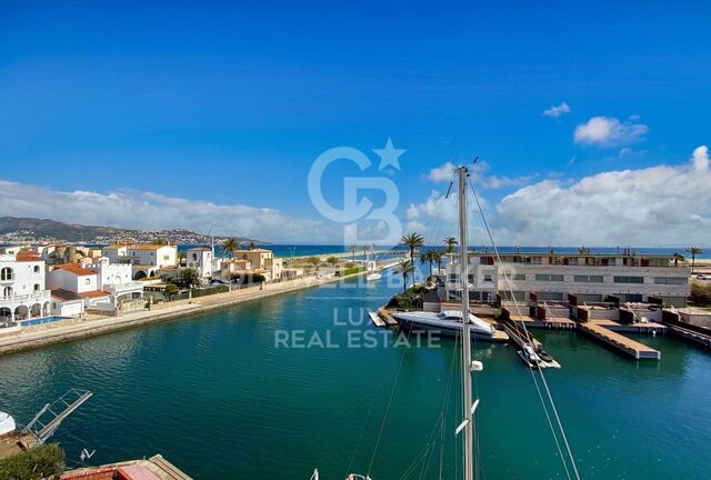 Appartement exclusif avec amarre et vue sur le golf de Roses à Empuriabrava